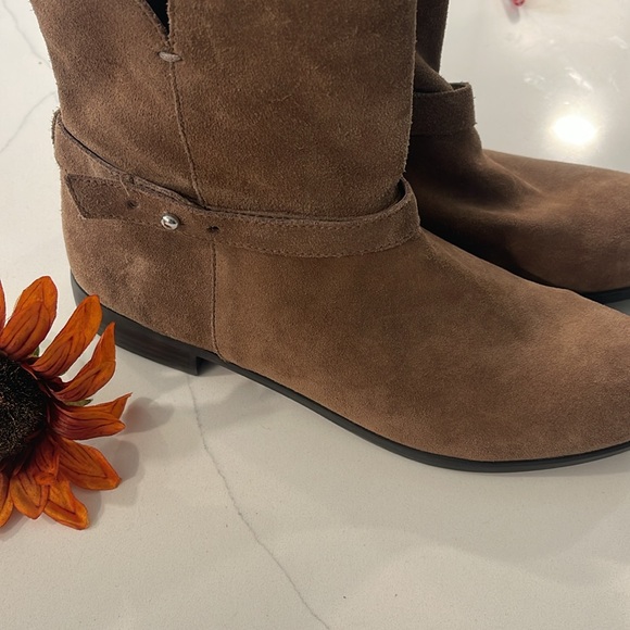 Like new Franco Sarto tan suede ankle boots size 8.5M - Picture 2 of 7